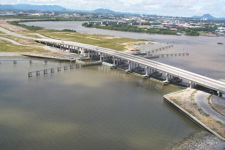 Komplettansicht der Schleuse und des Sperrwerks am Sarawak Rvier